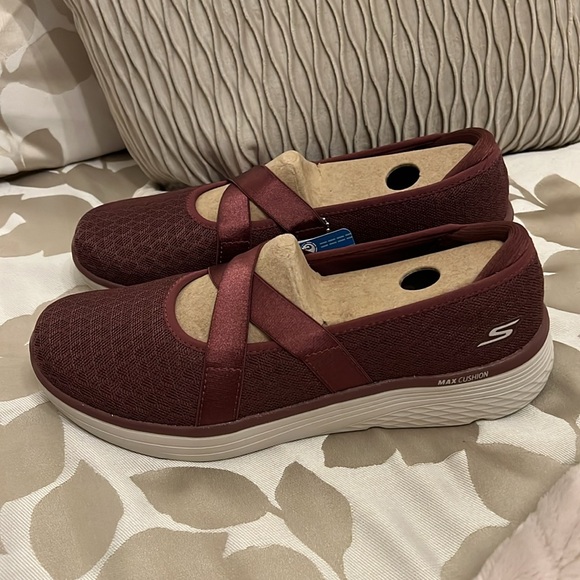 Skechers max cushioning lite breathe easy slip on burgundy NWT size 8 - Picture 2 of 6